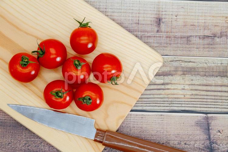 ナイフとまな板の上にミニトマト ミニトマト,野菜,食材の写真素材