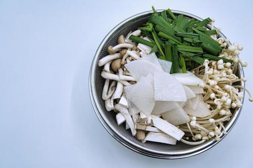 冬のお鍋の具材　きのこ類多め　左スペース 鍋,具材,野菜の写真素材