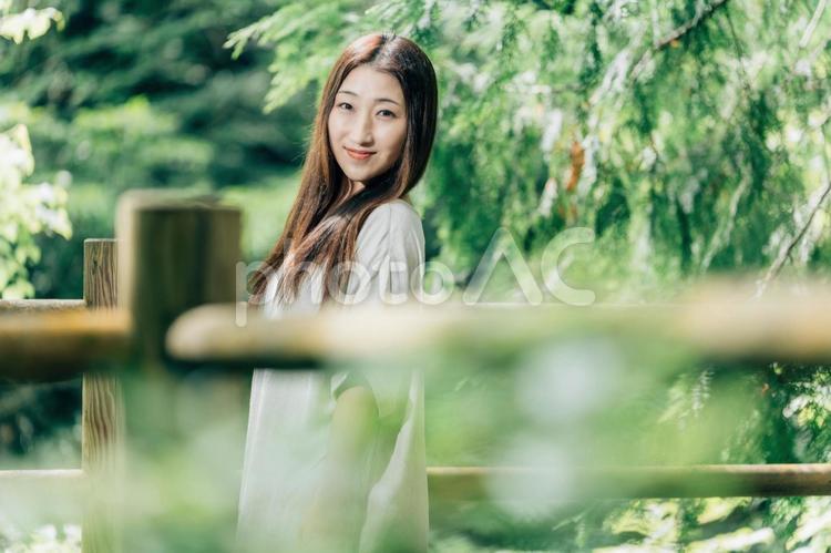 森の中を歩く日本人女性（美容） 美容,女性,癒しの写真素材