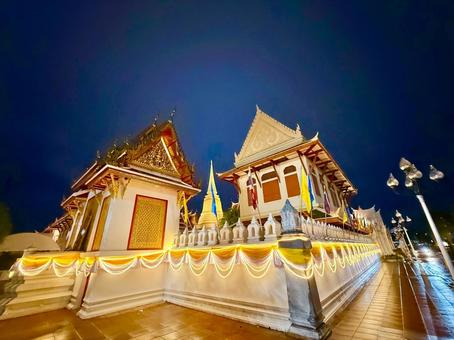 ライトアップされた夜のバンコクの寺院の 寺院,バンコク,夜の写真素材