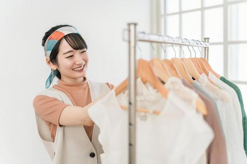 ファッション・アパレル・ショップ女性店員 ファッション・アパレル・ショップ女性店員 ファッション,アパレル,服飾デザイナーの写真素材