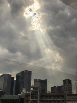 雲の間から差し込む光 雲の間から差し込む光の写真