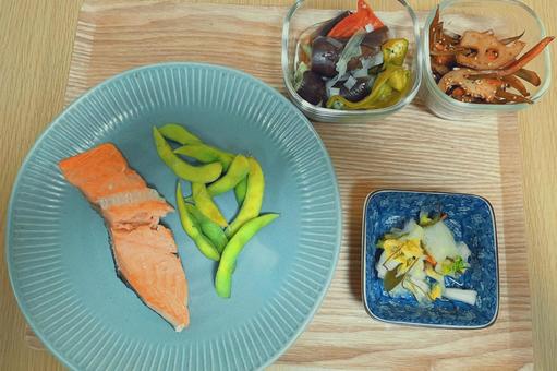 彩り豊かな和食の一汁三菜風献立 彩り豊かな和食の一汁三菜風献立 和食,家庭料理,日本料理の写真素材