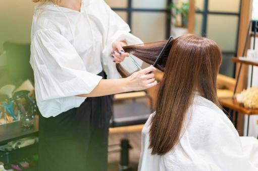 做女性理髮的美髮師 做女性理髮的美髮師