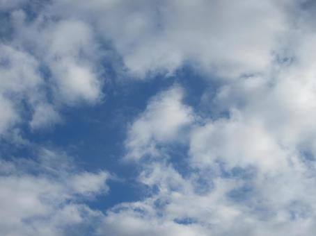 雲間の青空の青と白のコントラストの写真
