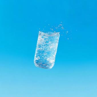 夏にぴったり!爽やかな水と泡のグラス 夏にぴったり!爽やかな水と泡のグラスの写真