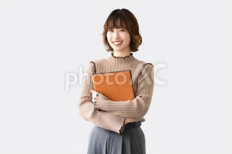 バインダーを持つ笑顔のビジネスウーマン 女性,笑顔,ビジネスの写真素材