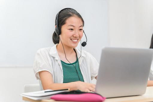 プログラミングスクール・塾に通う小学生 プログラミングスクール・塾に通う小学生 パソコン教室,プログラミング,塾の写真素材