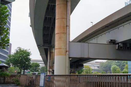 雨降りの首都高（竹橋) ビル街,首都高,雨の写真素材