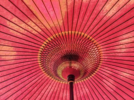 傘の中の赤色 傘の中の赤色 傘,赤,背景の写真素材