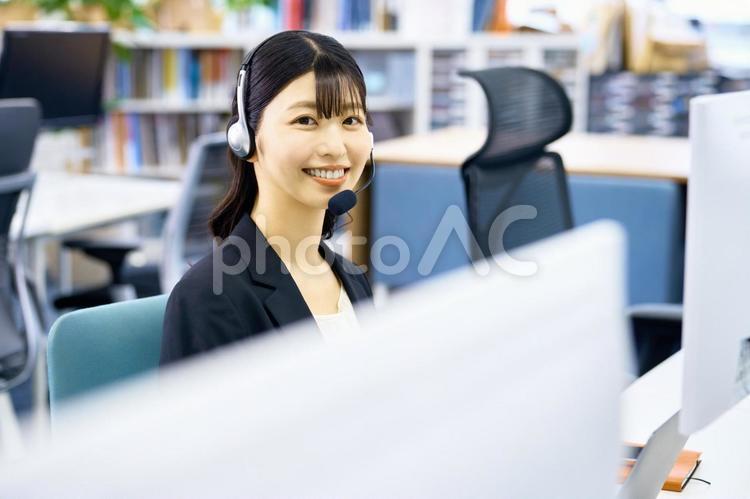 コールセンター　カスタマーセンター　女性 オペレーター,コールセンター,カスタマーセンターの写真素材