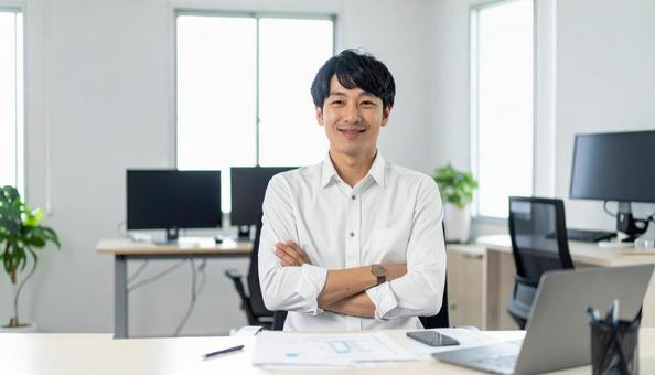 オフィスで働く日本人システムエンジニア オフィスで働く日本人システムエンジニアの写真