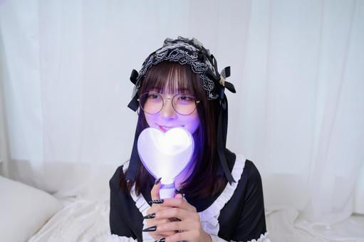 推し活をする地雷系女子 推し活をする地雷系女子 日本人,プレゼント,女性の写真素材