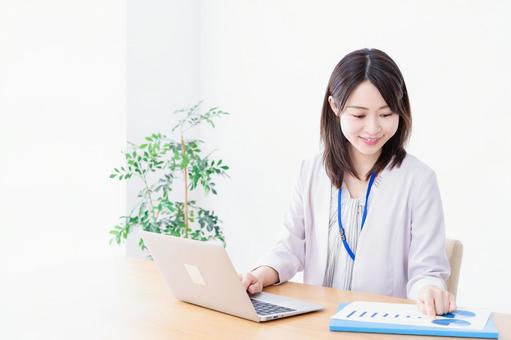 ライフスタイル 事務作業,確認,ファイルの写真素材