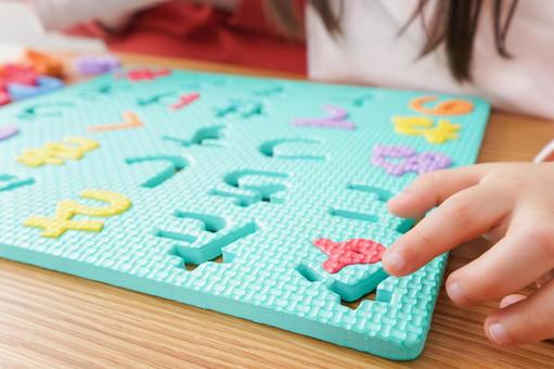 家で勉強をする親子 家で勉強をする親子 日本語,素材,女の子の写真素材