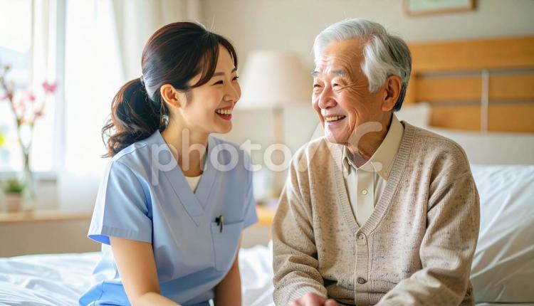 笑顔で話をする女性介護士と高齢男性 女性介護士,訪問介護,在宅介護の写真素材