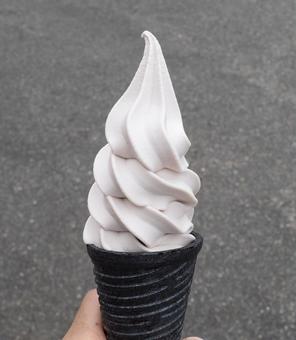 ブラックコーンの山ぶどうソフトクリーム ブラックコーンの山ぶどうソフトクリームの写真