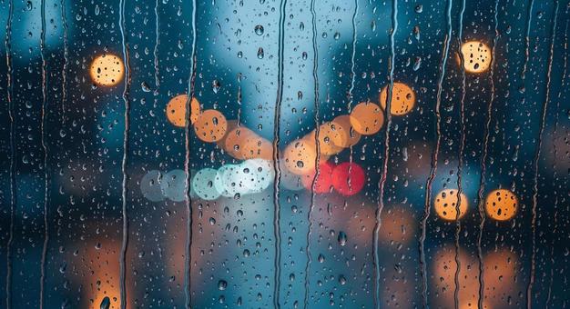 雨に濡れる窓越しにぼやける街の光 雨に濡れる窓越しにぼやける街の光の写真