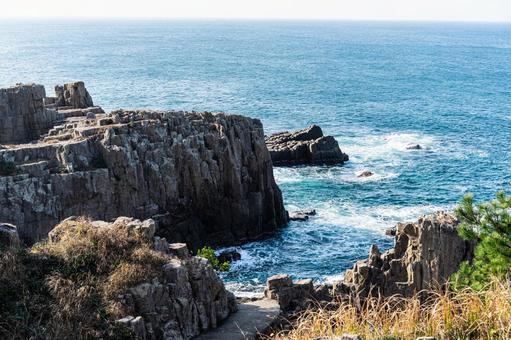 東尋坊 日本海にそびえる断崖と荒波の絶景 東尋坊 日本海にそびえる断崖と荒波の絶景の写真
