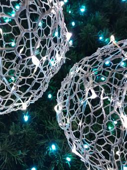 モダンなクリスマスツリーの飾り付け モダンなクリスマスツリーの飾り付け クリスマス,クリスマスツリー,オーナメントの写真素材