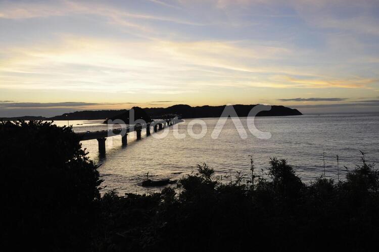 夕暮れの角島 角島,角島大橋,つのしまの写真素材