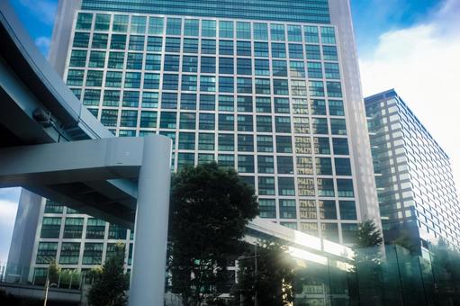 モノレールの線路とオフィスビルたち 日本,東京,都会の写真素材