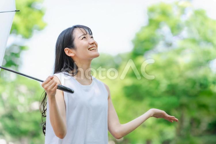 梅雨に傘を持ったアジア人女性(雨上がり) 梅雨,傘,雨の写真素材