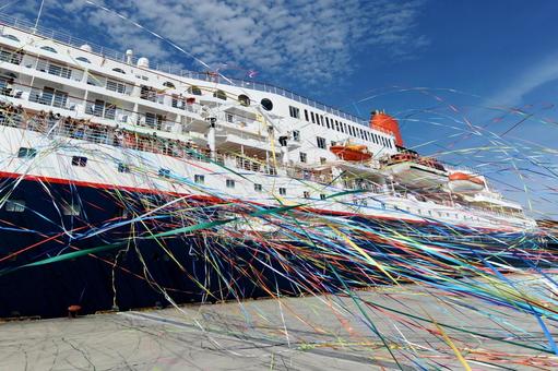 にっぽん丸と別れのテープ にっぽん丸,足摺港,紙テープの写真素材