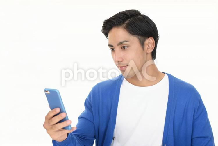 スマートフォンを持つ男性 スマホ,スマートフォン,アイフォンの写真素材