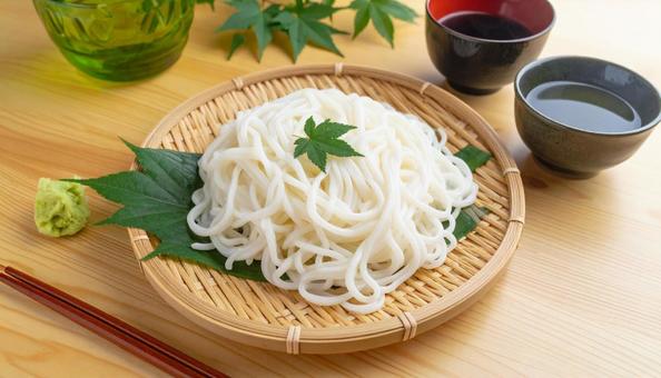 ざるに盛られた冷やしうどんの写真