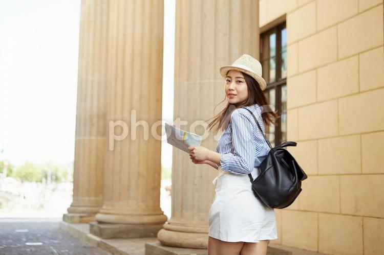 地図を見る海外旅行中の女性18 海外旅行,女性,日本人の写真素材