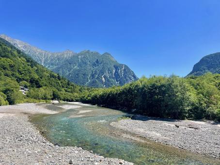 夏の青空と穂高連峰の絶景 夏の青空と穂高連峰の絶景の写真