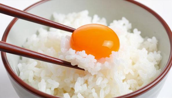 卵かけご飯 生卵の黄身を箸でつぶす 卵かけご飯 生卵の黄身を箸でつぶすの写真