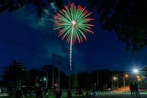 打ち上げ花火 打ち上げ花火 打ち上げ花火,花火,夜空の写真素材