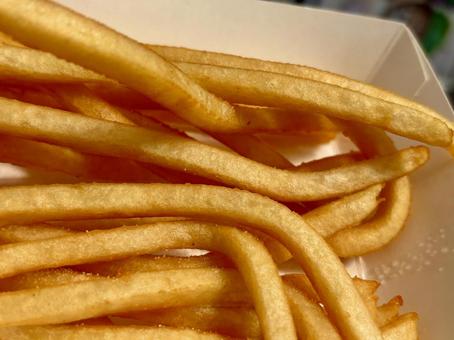 山盛りのフライドポテト 山盛りのフライドポテトの写真