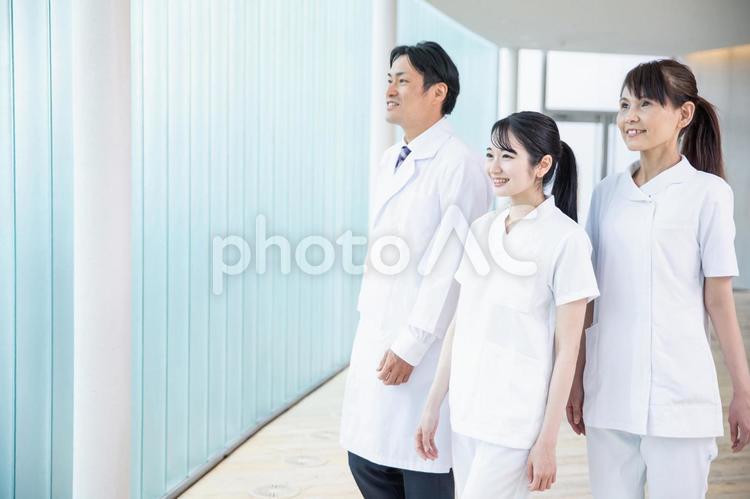 病院にいる医療スタッフ（3人） 医者,病院,医師の写真素材