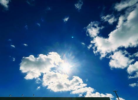 空、太陽、白い雲 空、太陽、白い雲の写真