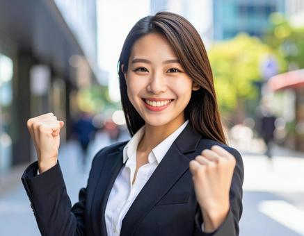 ガッツポーズの女性 ガッツポーズの女性の写真