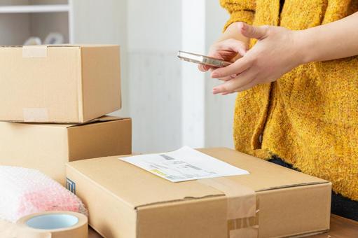 荷造りする女性の手元 荷造りする女性の手元 段ボール,荷造り,ガムテープの写真素材