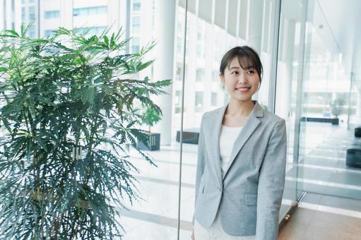 オフィス内を歩く若いビジネスウーマン オフィスレディ,階段,女性の写真素材