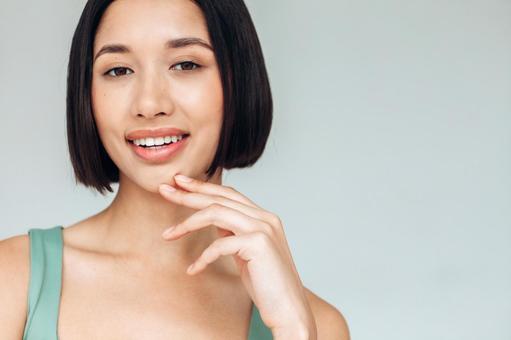 カメラ目線で話す女性 カメラ目線で話す女性の写真