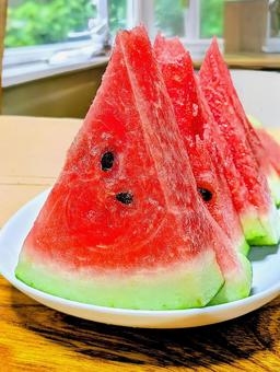 窓辺でスイカ 窓辺でスイカの写真