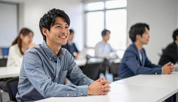 講師の講演を笑顔で聞くビジネスパーソン 講師の講演を笑顔で聞くビジネスパーソンの写真