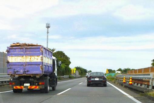 たくさん積んだ産廃トラック たくさん積んだ産廃トラック トラック,産廃トラック,積載物の写真素材