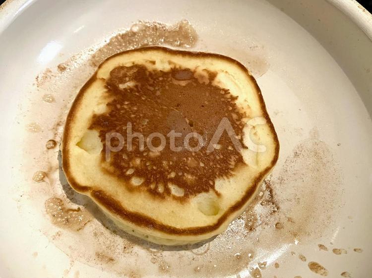 ホットケーキ　焼いているところ ホットケーキ,焦げ目,ふわふわの写真素材