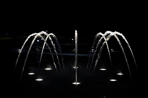 暗闇に浮かぶ噴水 暗闇に浮かぶ噴水 夜,噴水,水の写真素材