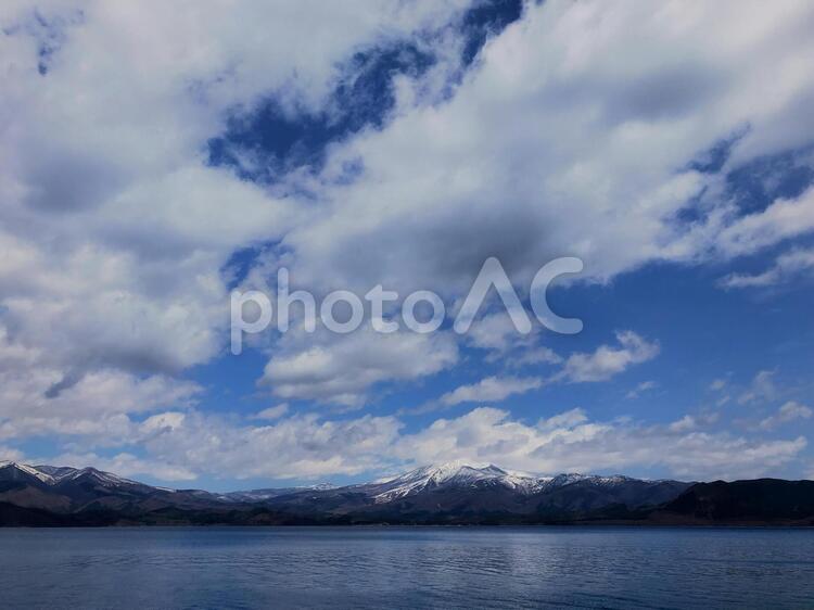 5月の田沢湖 田沢湖,晴れ,空の写真素材
