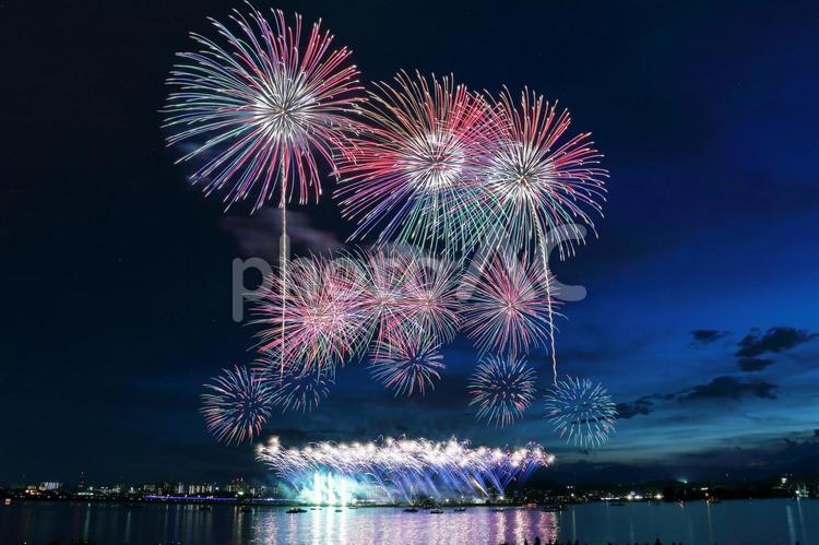 夜空を彩る打上げ花火 花火,夏,打上げ花火の写真素材