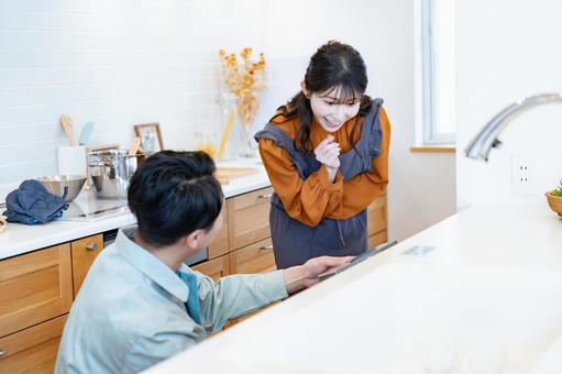 業者にキッチンをみてもらう主婦 業者にキッチンをみてもらう主婦 リノベーション,メンテナンス,トラブルの写真素材