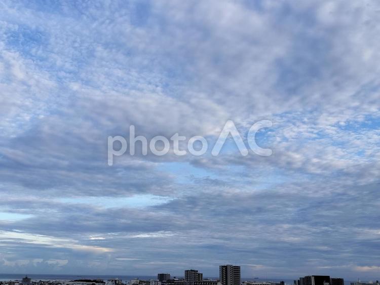 晴れと曇りの境目 雲,空,skyの写真素材